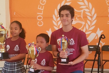 Mateo Guzma, médaillé de Bronze au Bee Spelling, à droite